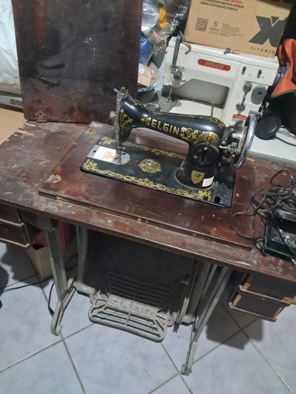 Máquina de Costura Antiga - Com motor, funcionando.