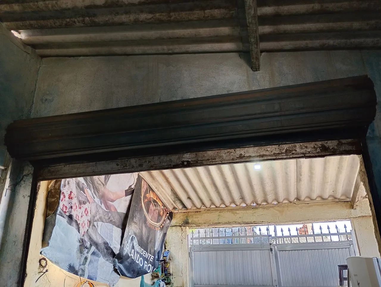Porta de ferro m 2400 já com trilho 