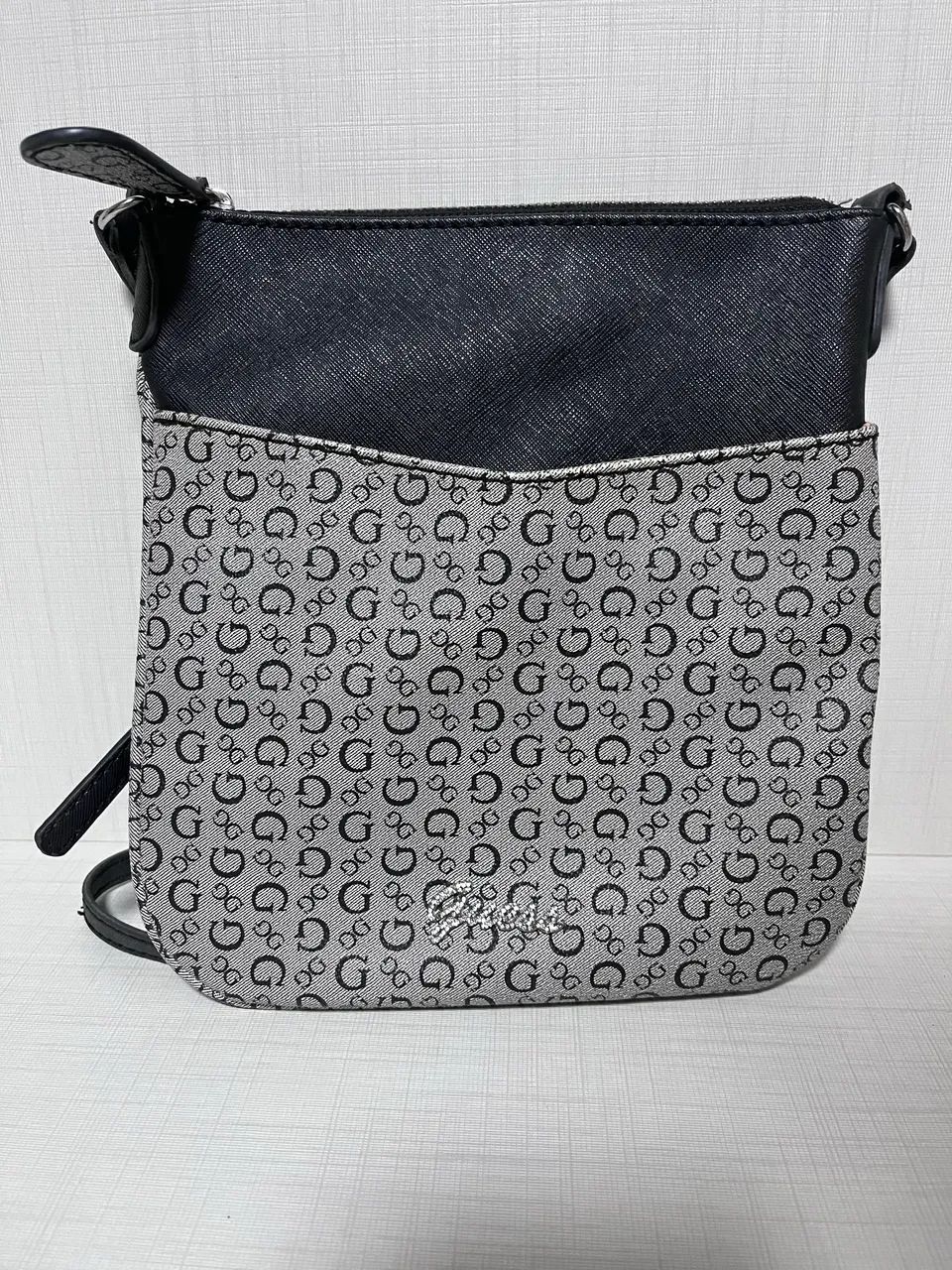 bolsa guess transversal retangular monograma com strass original - Foto 4