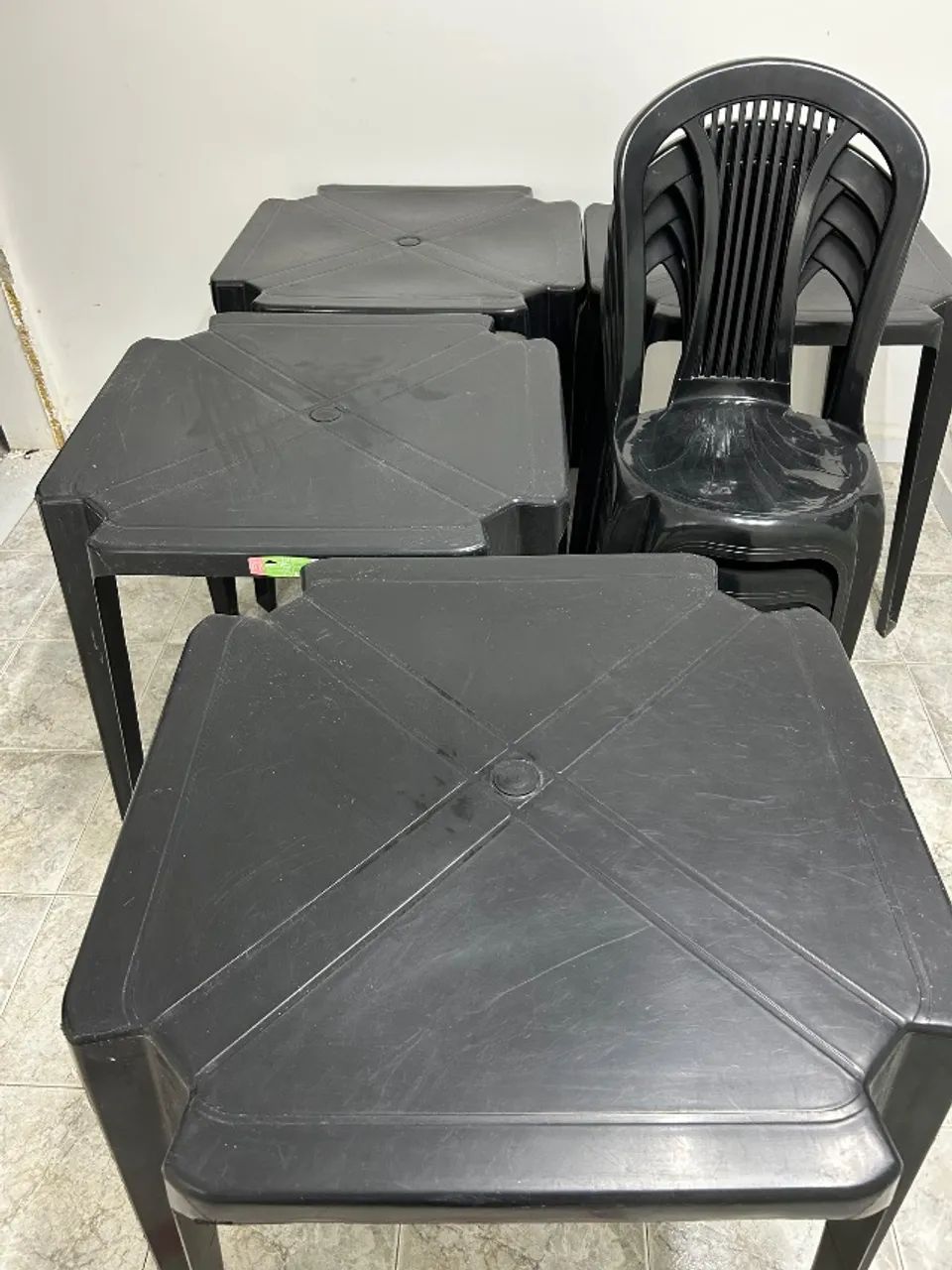 Vendo 1 conjunto de mesa e 4 cadeiras e outras 3 mesas, todas de plástico preto  - Foto 4