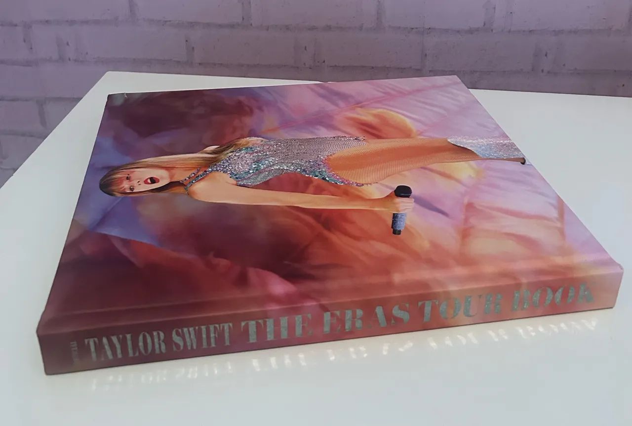 The Official Taylor Swift - The Eras Tour Book - Livros e revistas