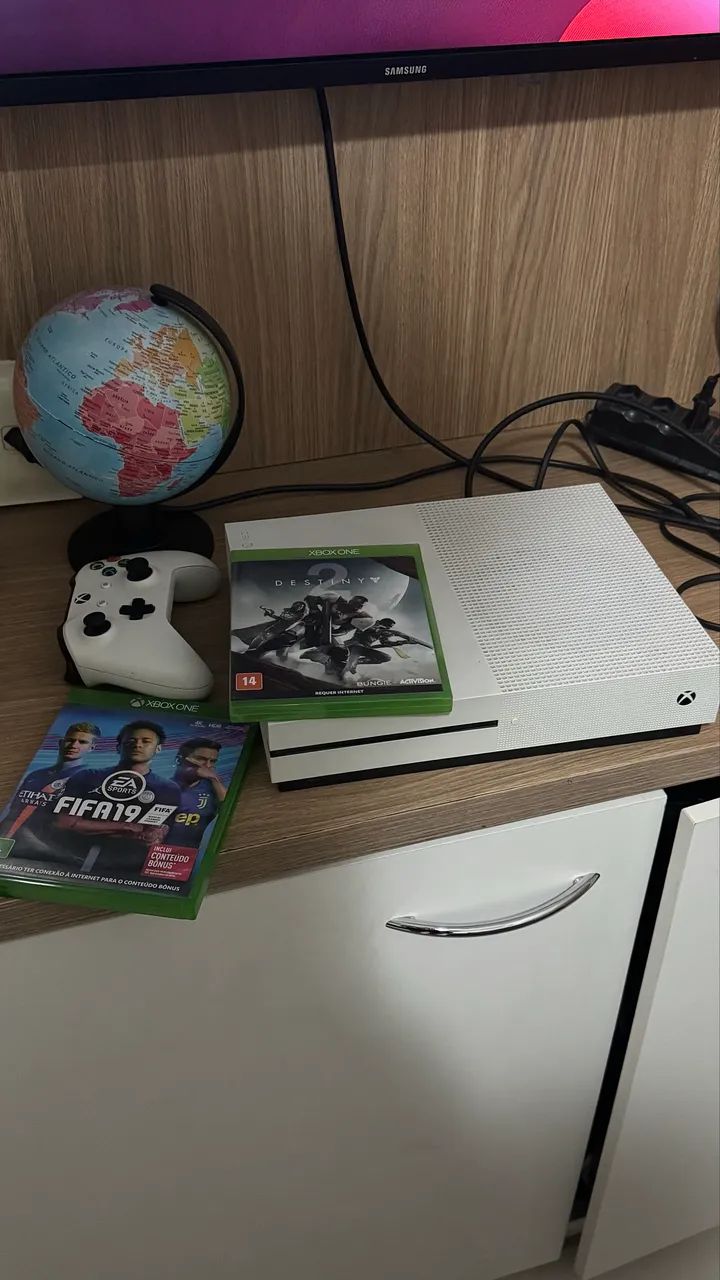 Xbox One S 1tb + 2 jogos 