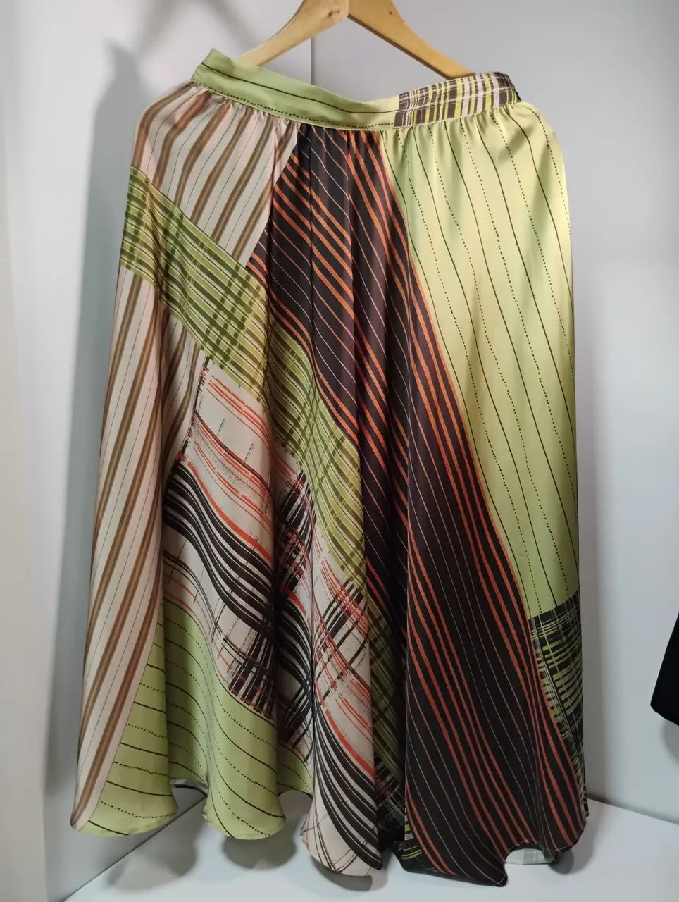 Saia Midi Zara Cetim Patchwork com Bolsos Tam L