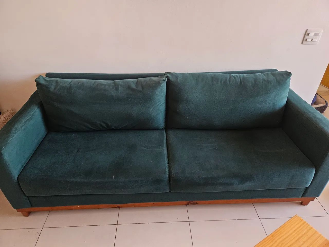 Sofá 4 lugares verde suede com almofadas, 2,30 de largura 