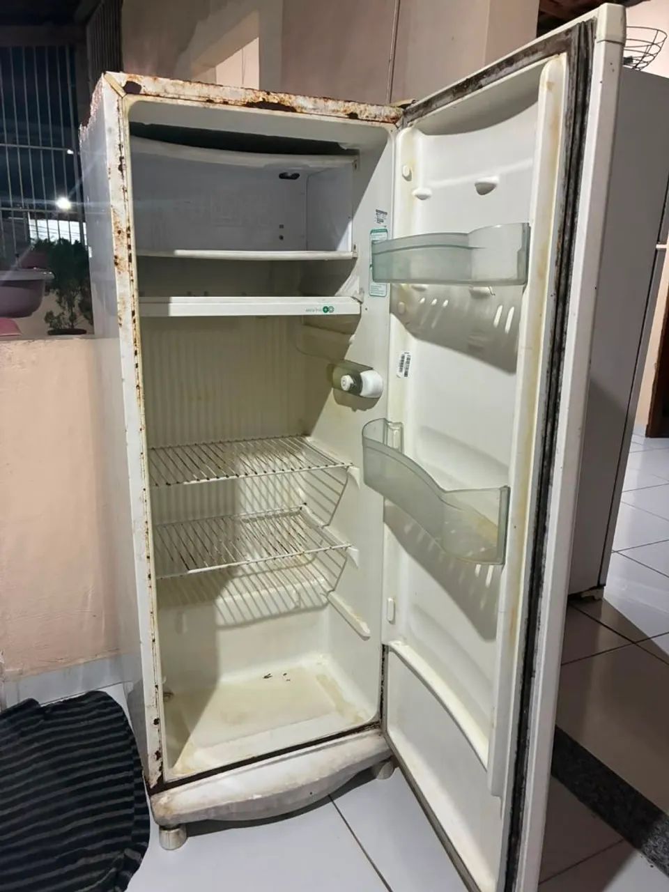 VENDA DE GELADEIRA USADA - Foto 2