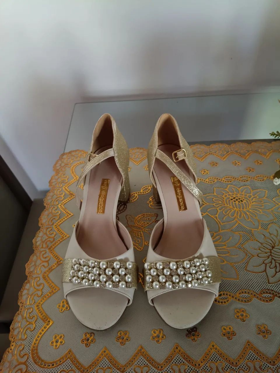 Sandália com detalhes em pérola e brilho.