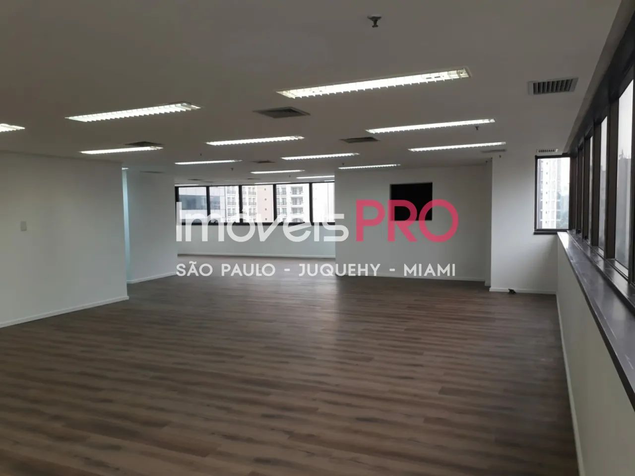 Conjunto Comercial em Cidade Monções com 316m²