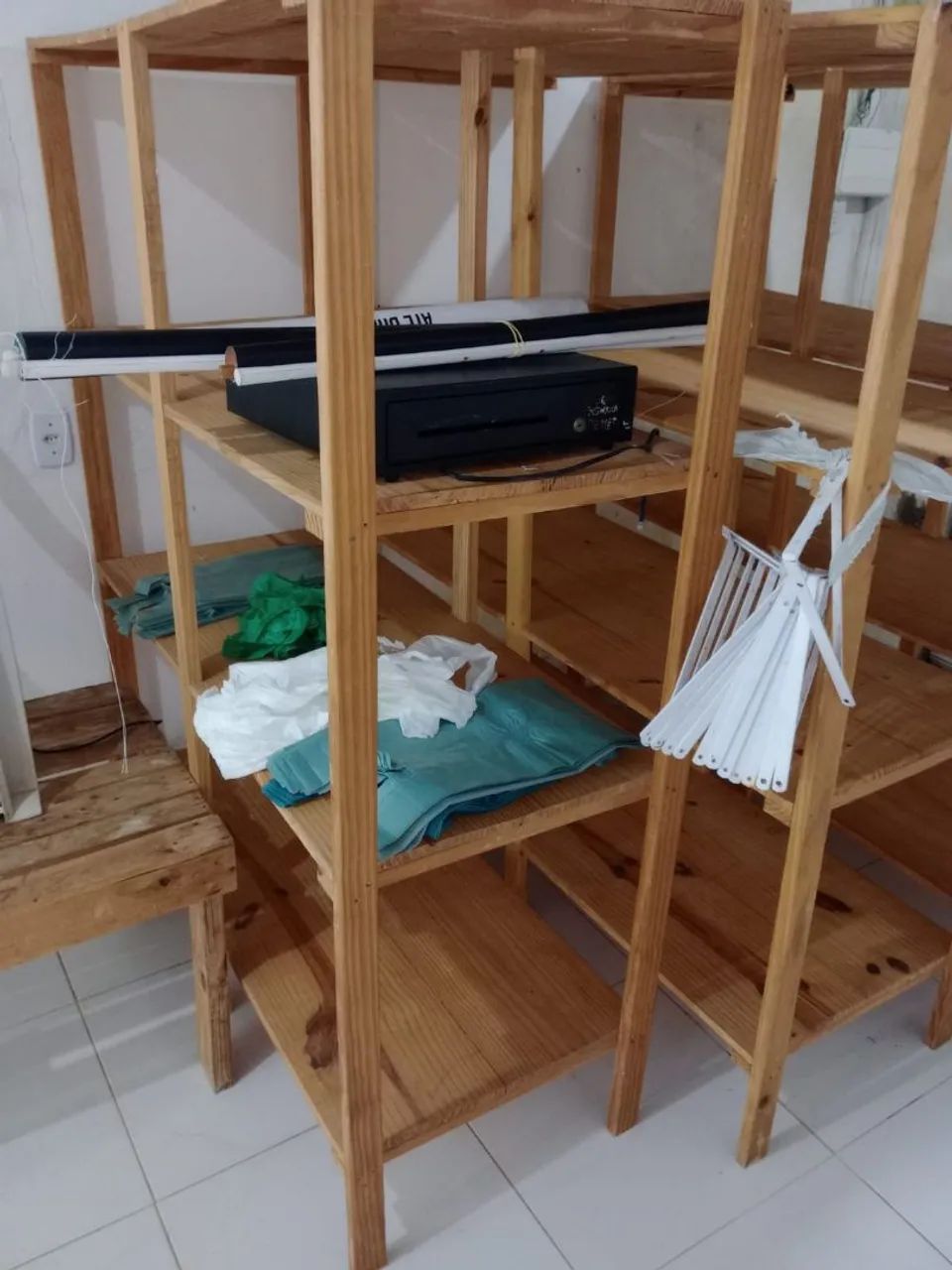 Vendo prateleiras de madeira