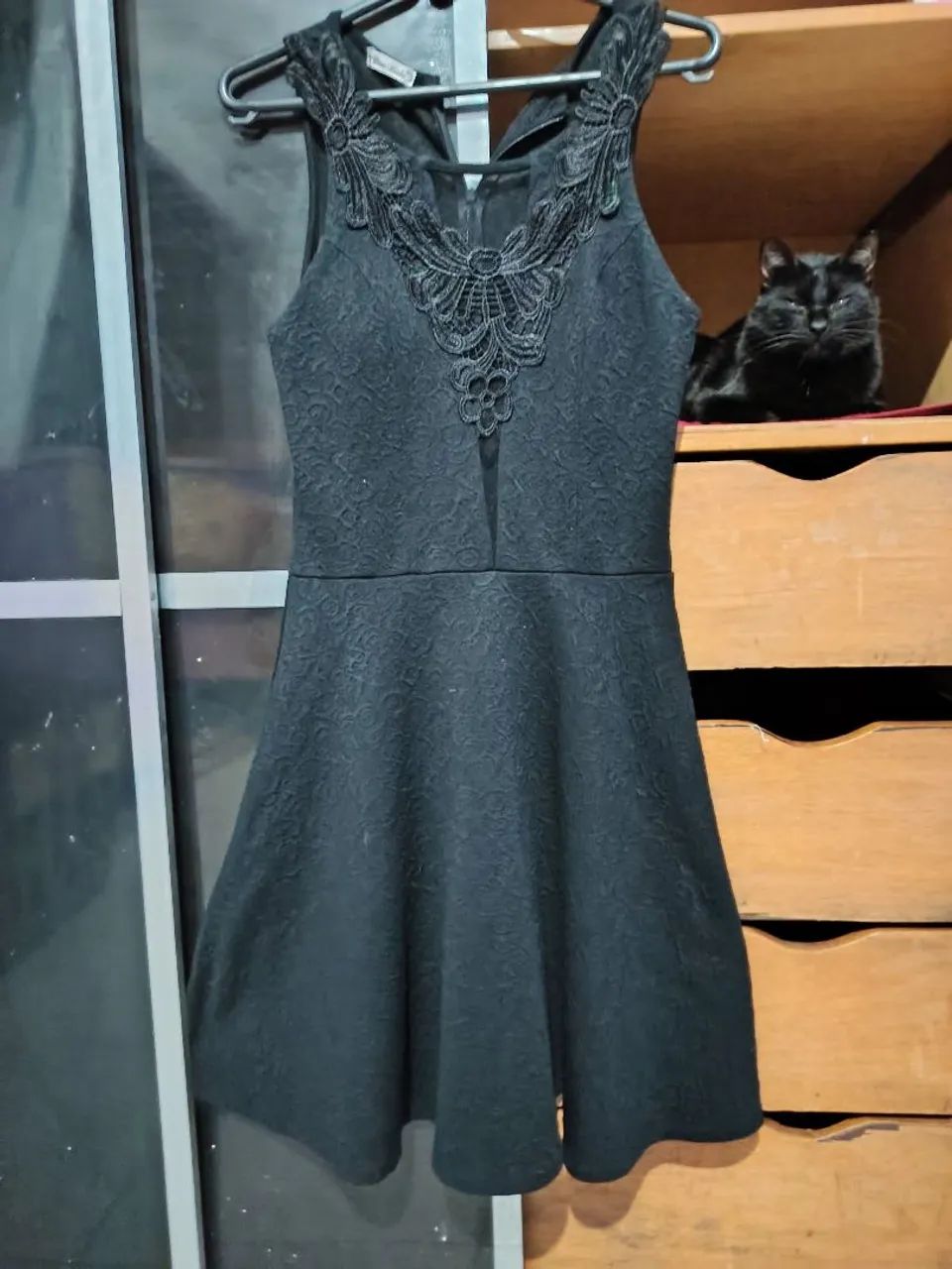 Vestido preto acinturado e de renda - Foto 2