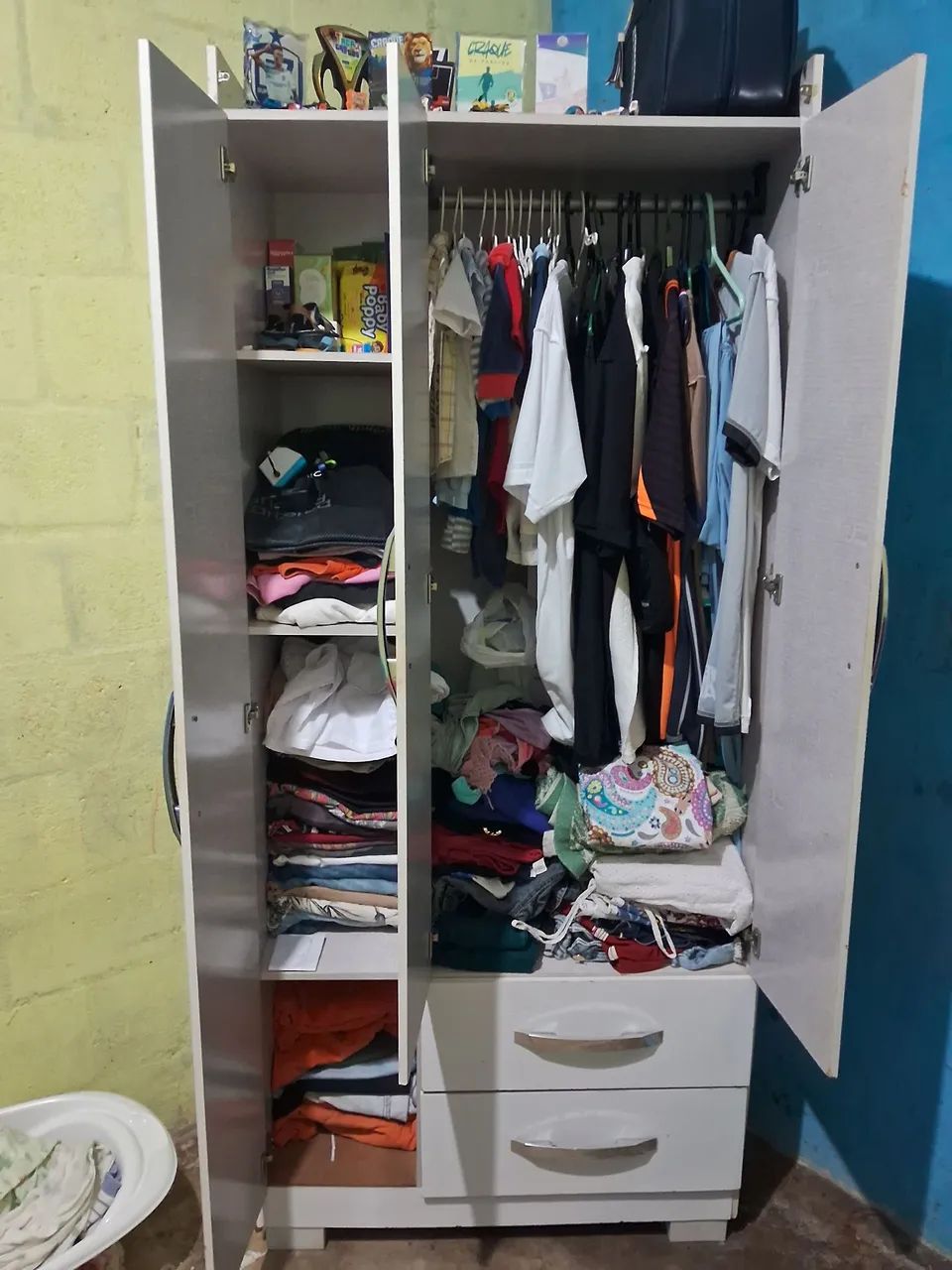 Vendo guardar roupa de três portas é duas gavetas. - Foto 3