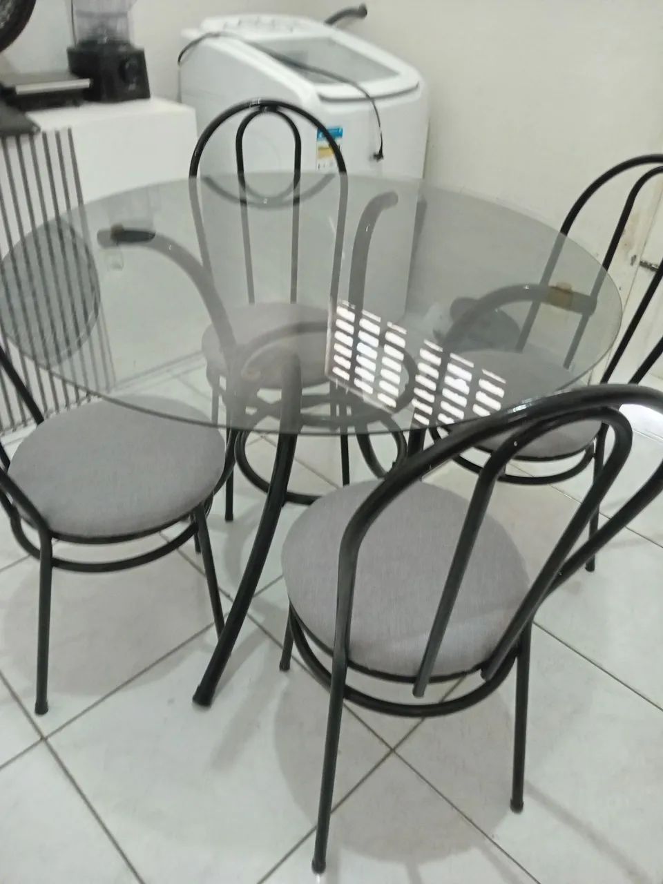 Mesa de vidro  base de ferro  4 cadeiras  na cor preto  com  cinza - Foto 3