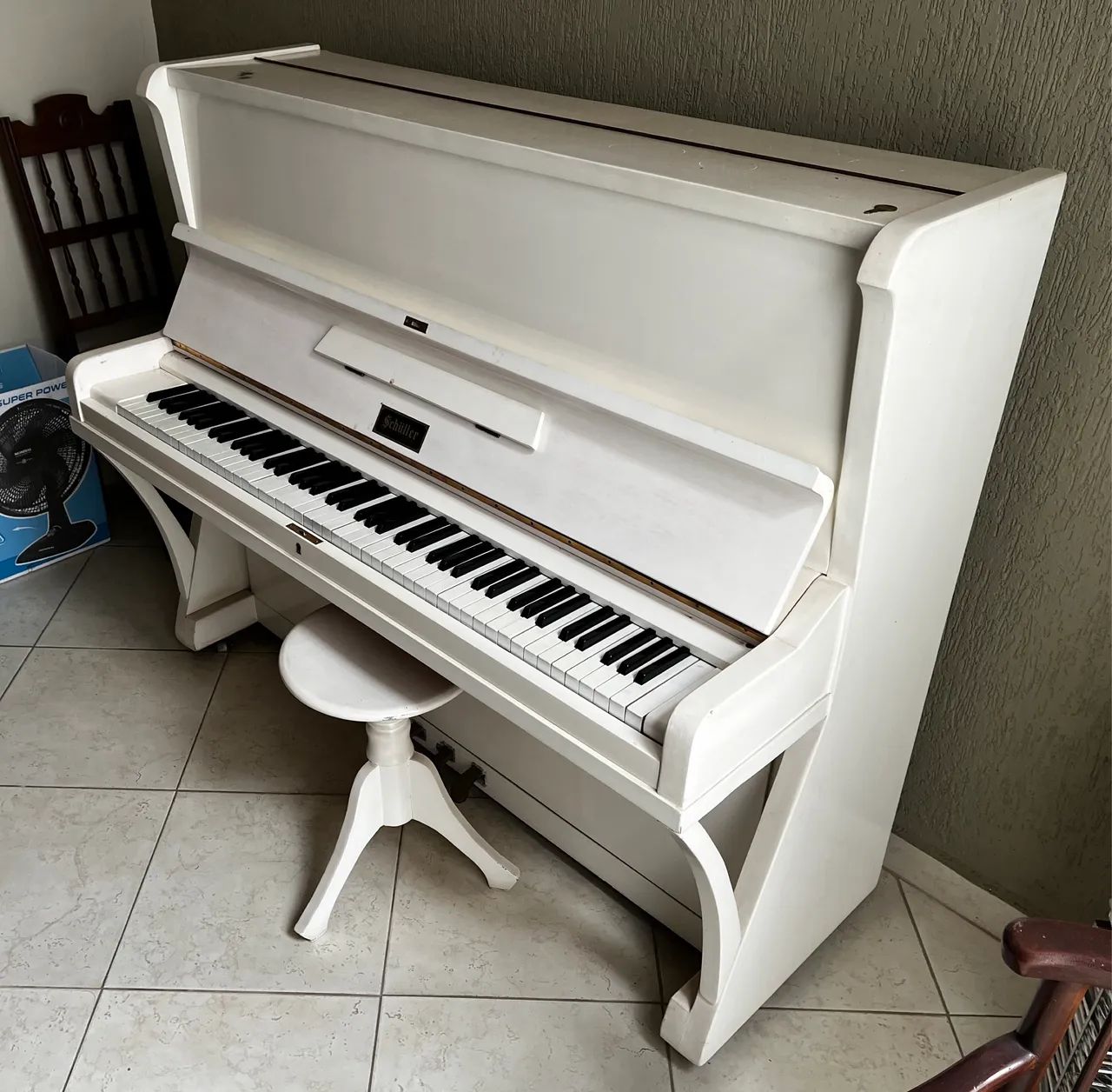 Piano vertical branco da marca Shuller