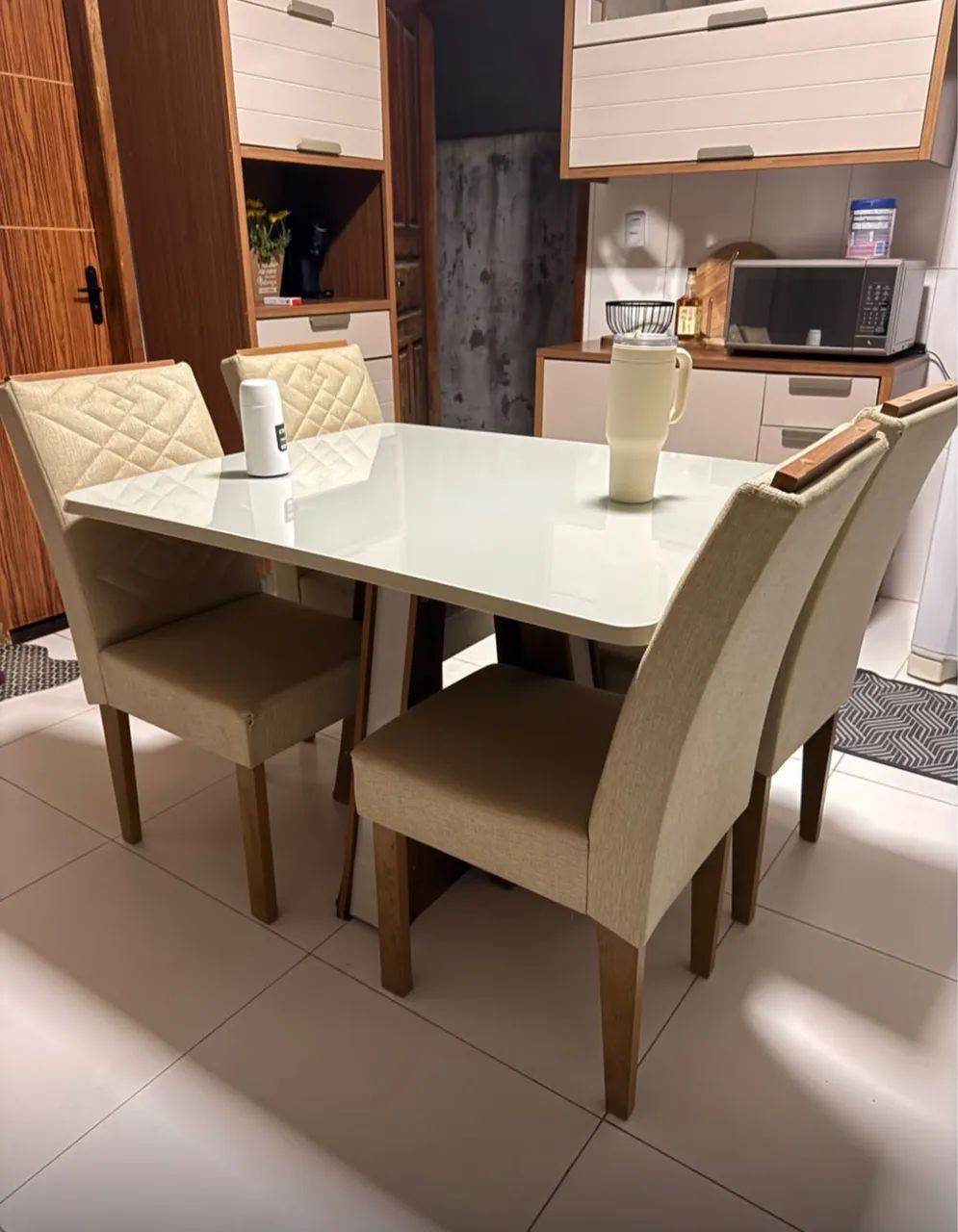 Vende-se Mesa com 4 cadeiras com avaria nas pernas 