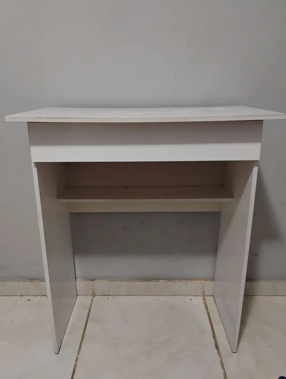 Mesa de Escritório Branca com Prateleira