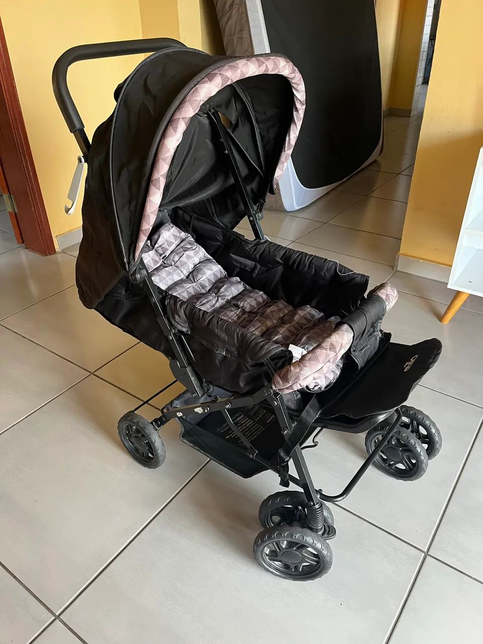 Carrinho de bebê preto ótimo estado 