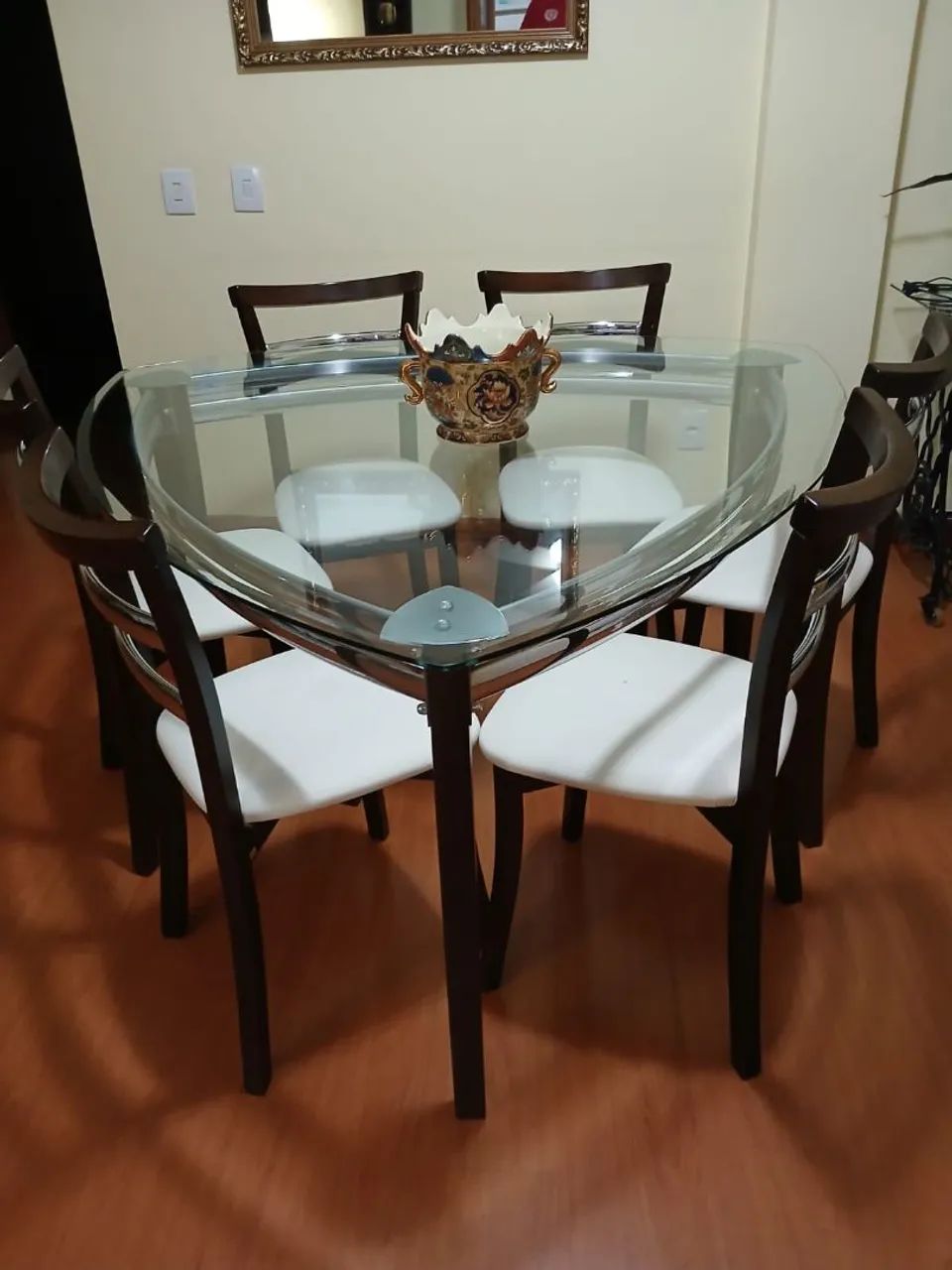 Mesa Triangular seis cadeiras 