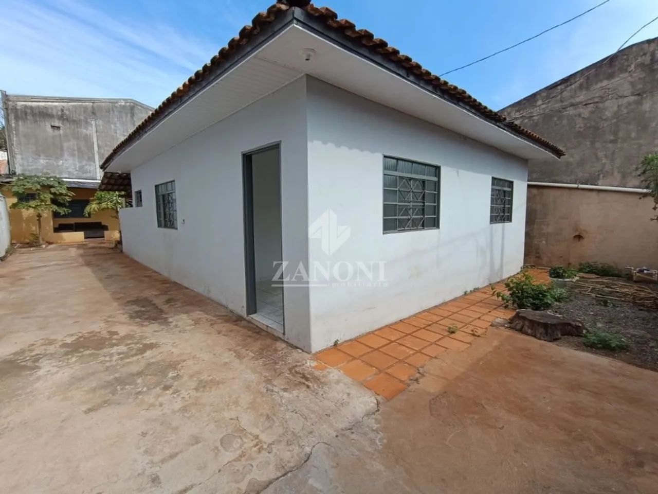 Aluga-se, casa Frente com dois quartos , casa dos fundos com dois quartos sendo uma suite. - Foto 5