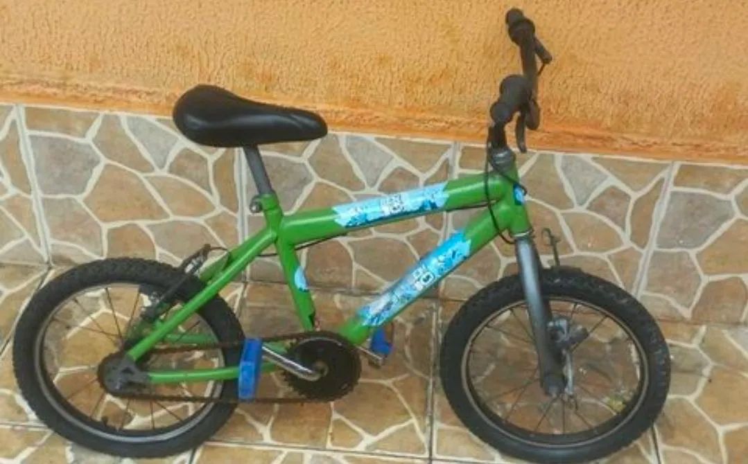 bicicleta infantil aro 16 de cor verde Ben 10