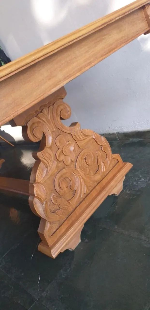 Mesa em madeira com 8 cadeiras