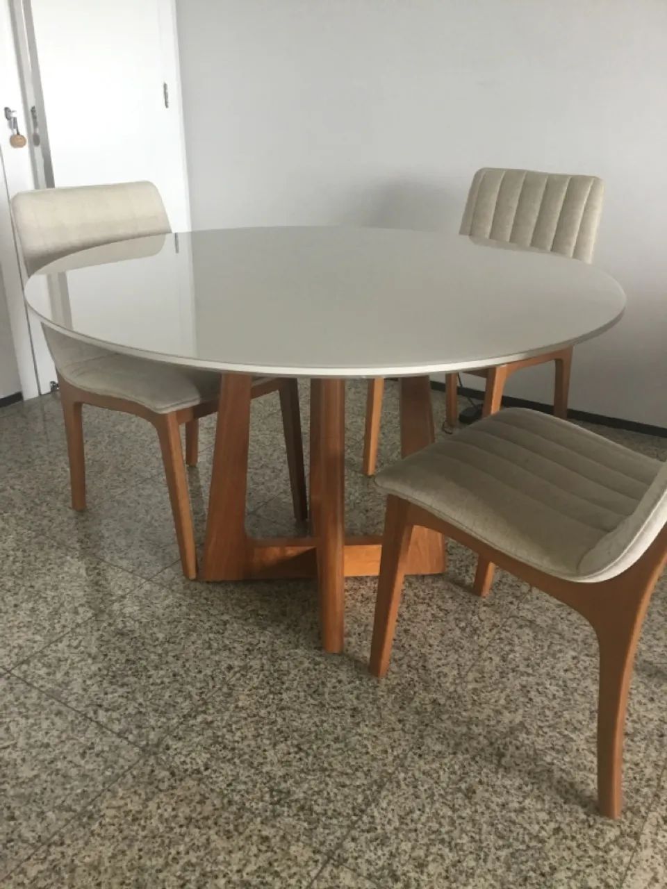 Mesa redonda 1,2m madeira com 4 cadeiras
