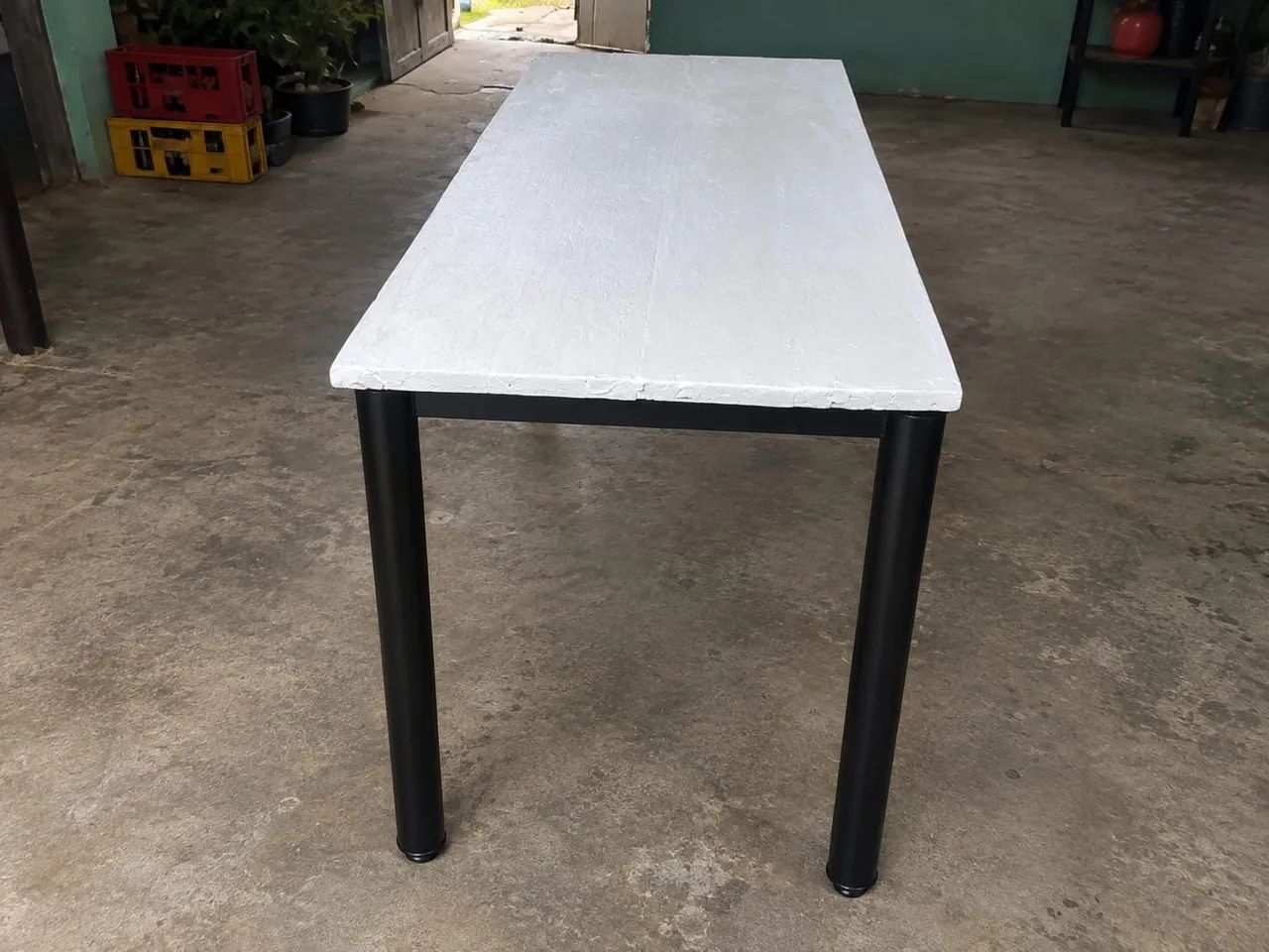 Mesa de madeira com pés de ferro - branca e preta - Foto 3