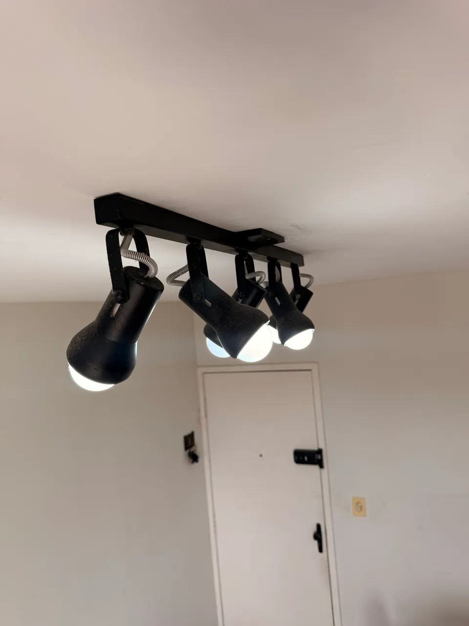  Luminária de teto com spots direcionáveis.