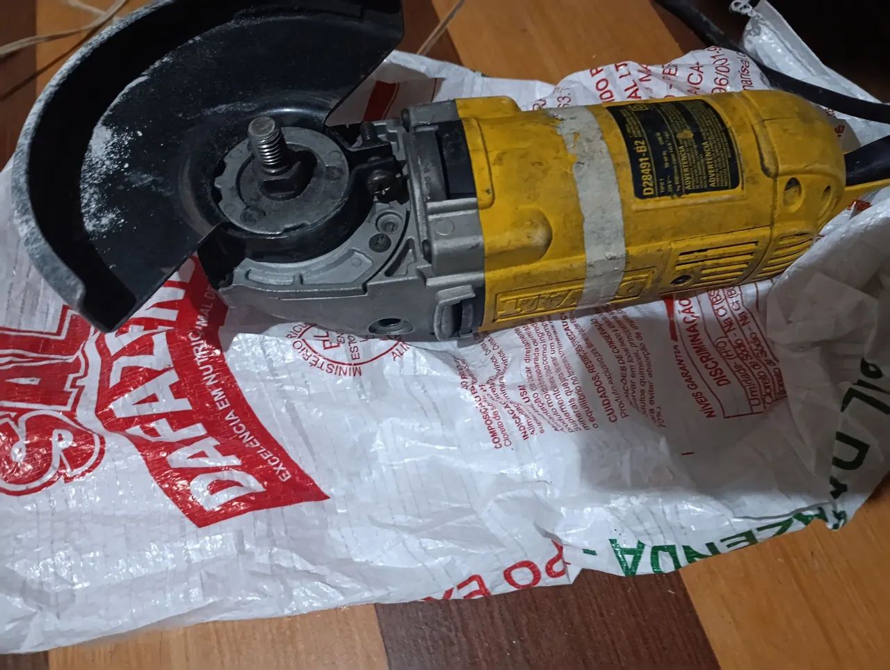 Esmerilhadeira angular 220w Dewalt - Foto 2