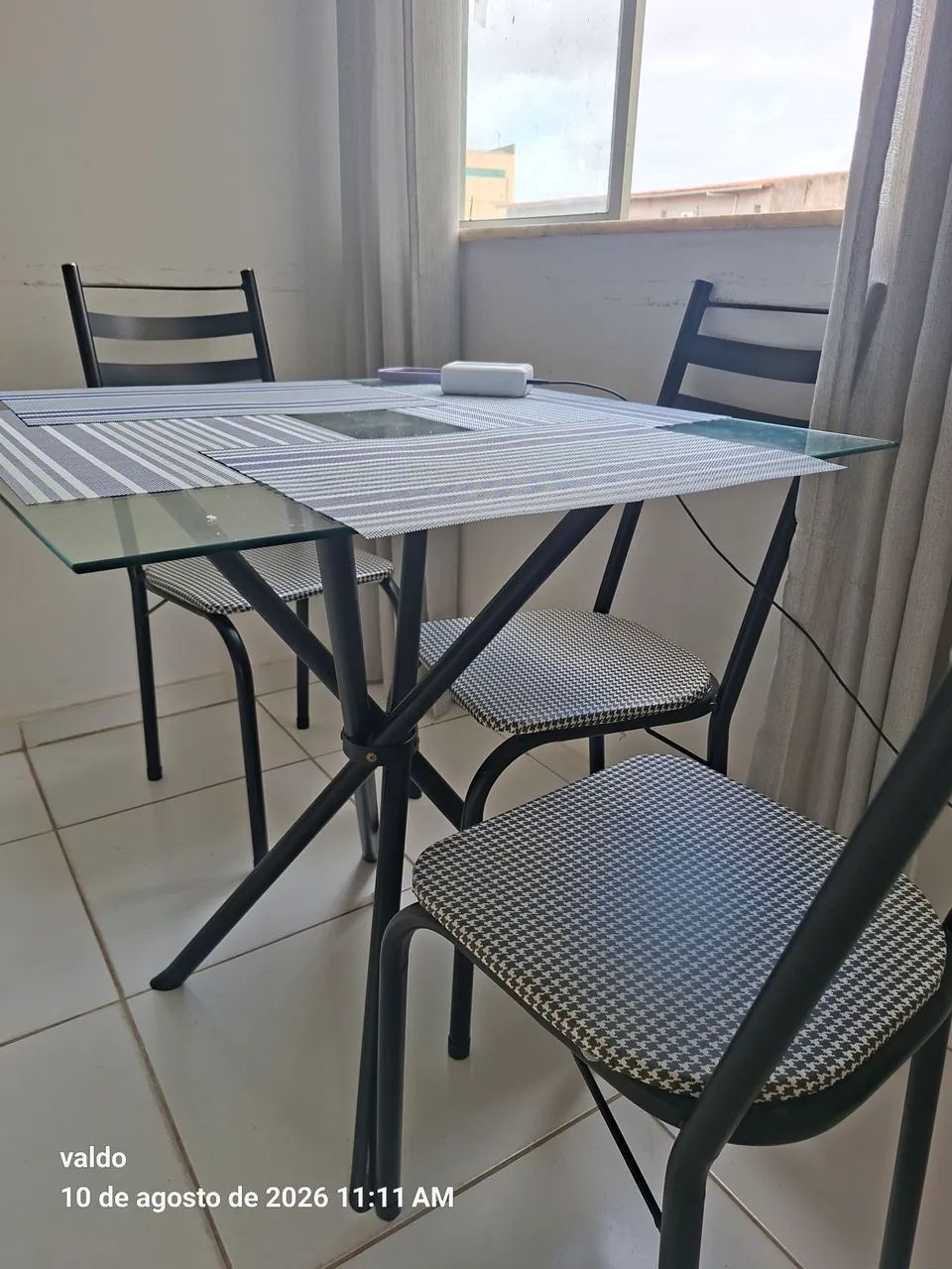 Mesa com cadeiras de metal  - Foto 2