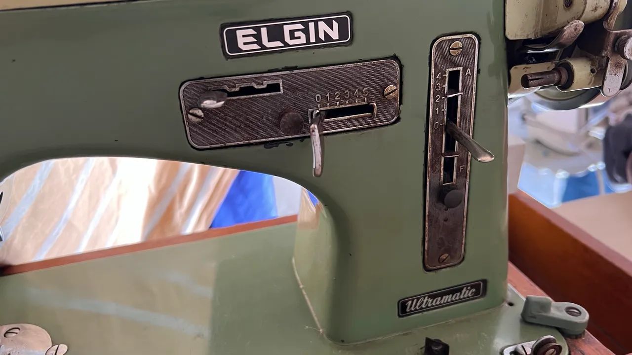 Máquina de Costura Elgin Ultramatic Vintage com Motor Elétrico (110V) - Foto 4