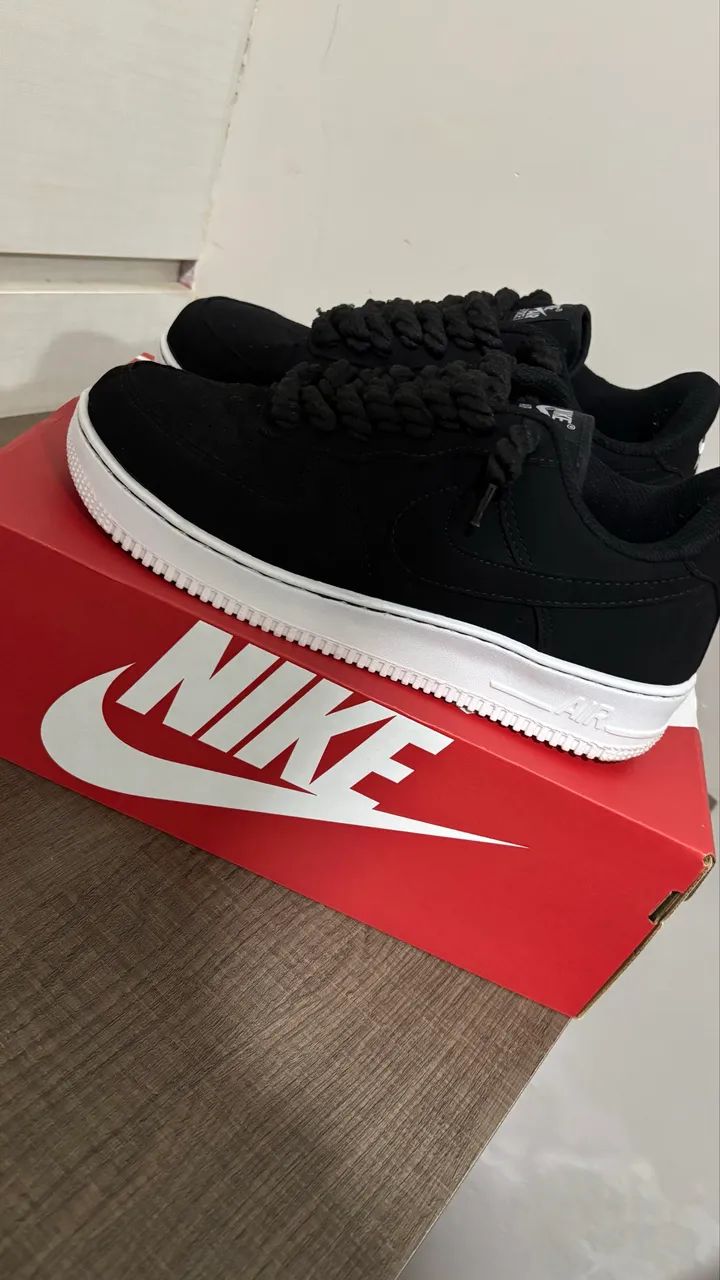 Nike Air Force 1 Preto com cadarço trançado  - Foto 5