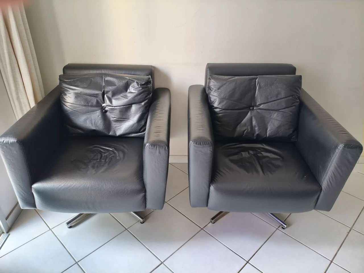 Duas Poltronas Giratórias em Corino - Conjunto