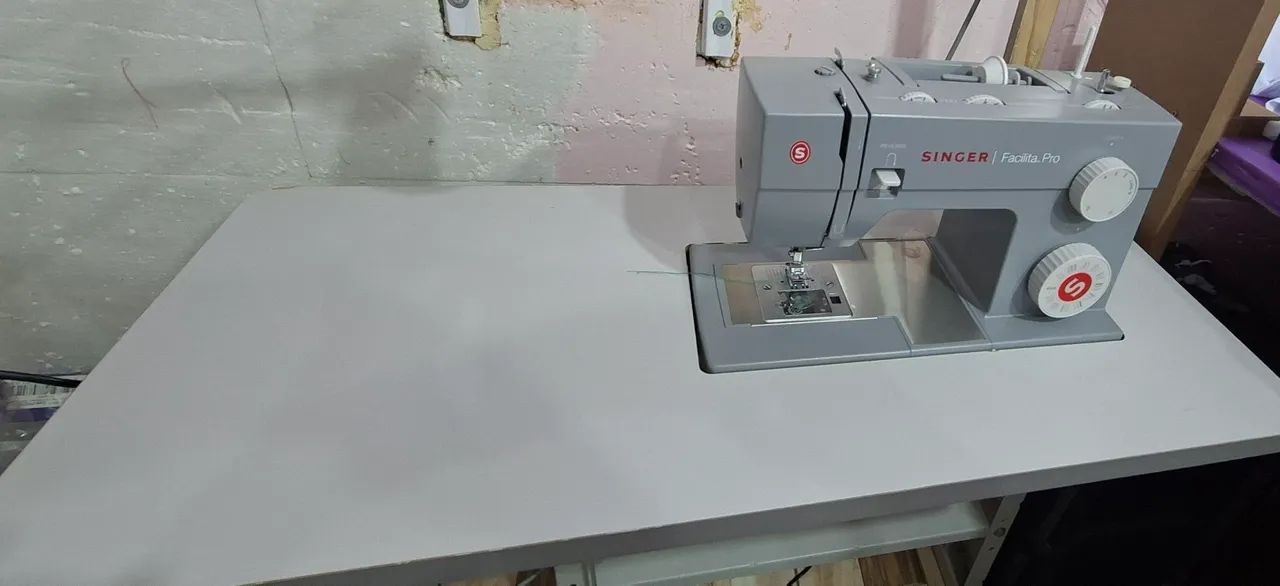Maquina de costura singer facilita pro 4432 com mesa adaptada com pedal industrial - Foto 5