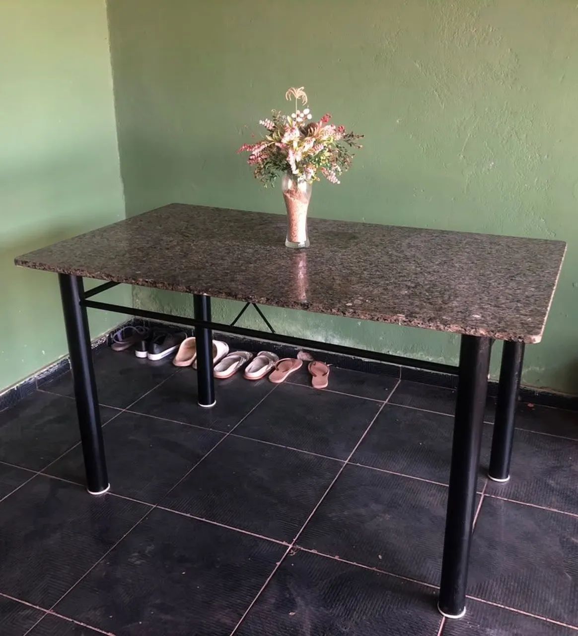 MESA DE JANTAR COM TAMPO EM GRANITO CINZA - Foto 2
