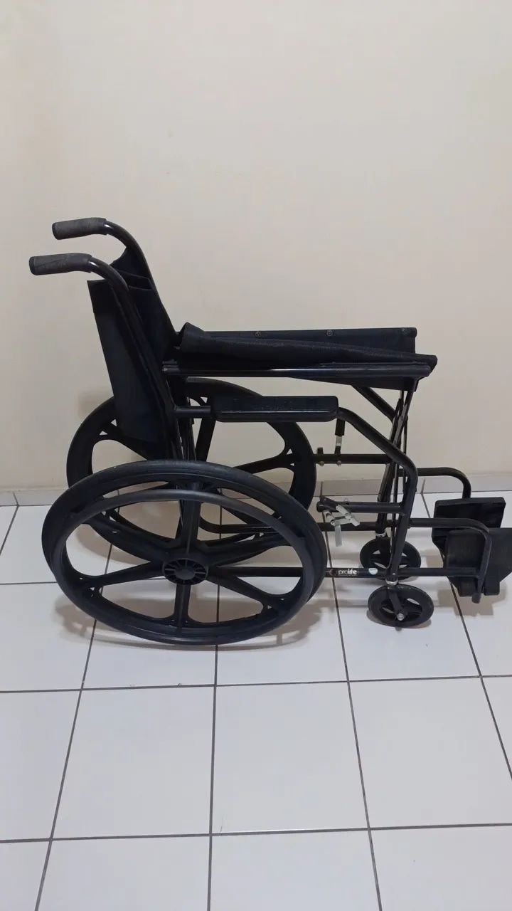 CADEIRA DE RODAS SEMI NOVA 