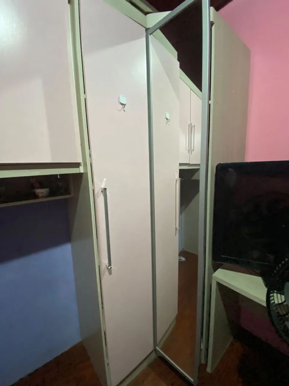 Guarda roupa com bancada - Foto 4