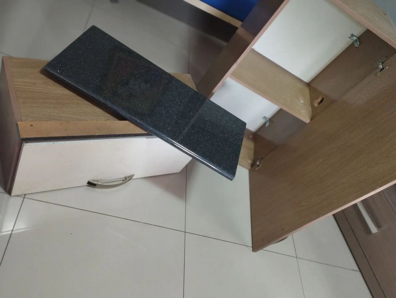 Três peças dois armários mais uma prateleira 