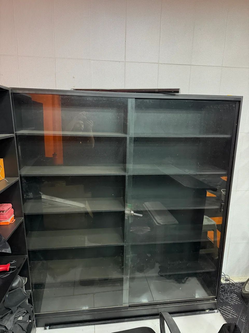Expositor em MDF com portas de vidro