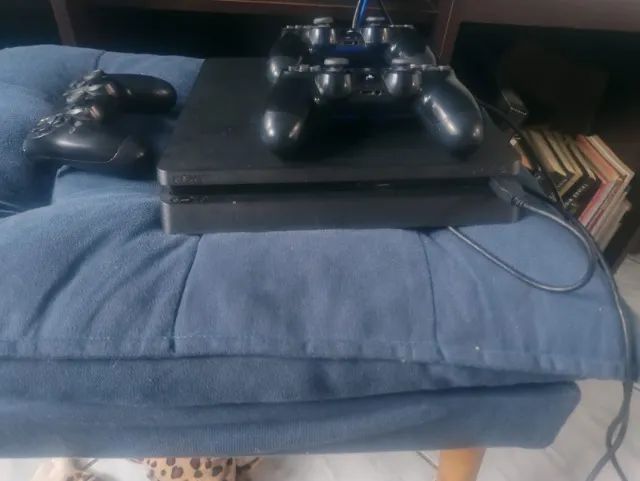 PS4 Slim 1TB + 3 Controles + Cabos - Foto 2