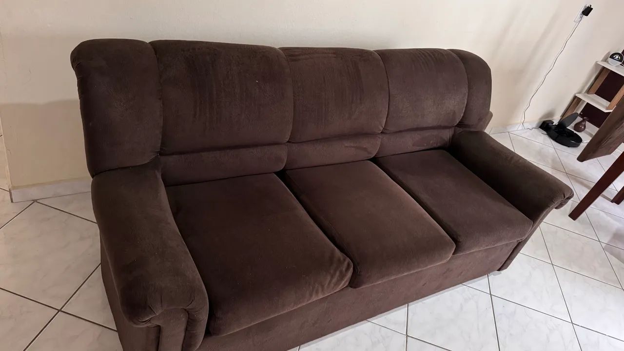 Vendo sofá de 3 lugares na cor marrom 