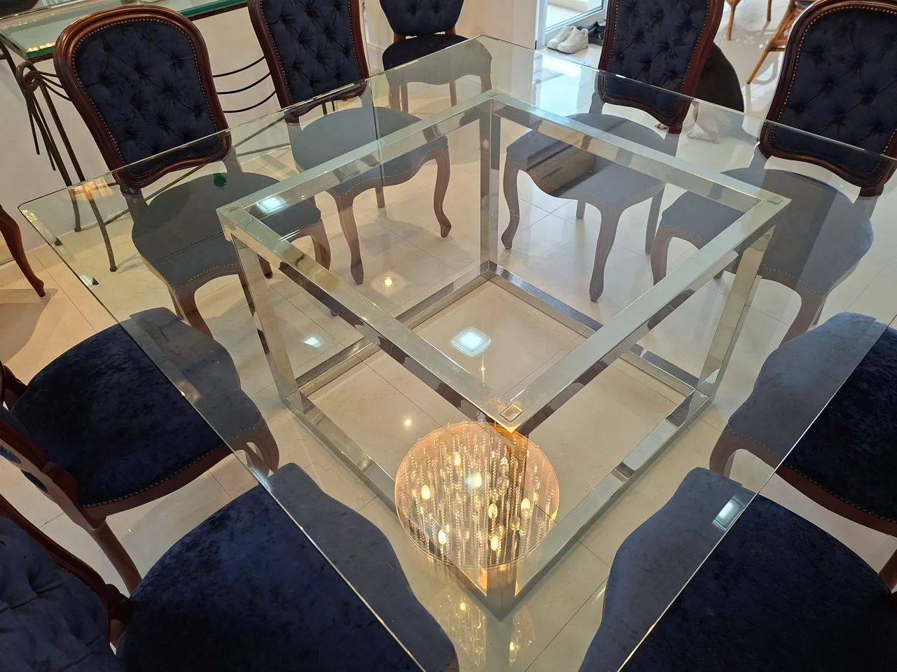 Mesa de jantar com tampo de vidro + 8 cadeiras de madeira maciça - Foto 3
