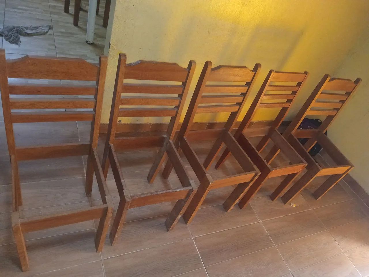 Vendo seis cadeiras inacabadas 