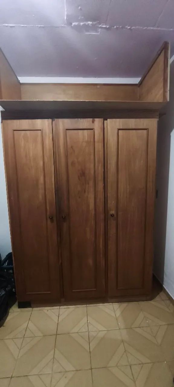 Guarda-roupa de madeira com maleiro em cima