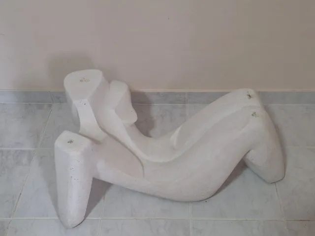 Mesa de Centro Elegante com Design Escultural e Contemporâneo - Foto 4