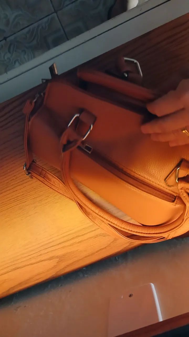 Bolsa espaçosa com vários compartimento,  conservada. - Foto 5
