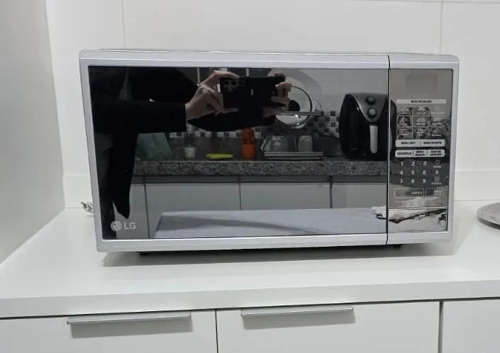 Microondas LG Espelhado 30 litros prata - Foto 3