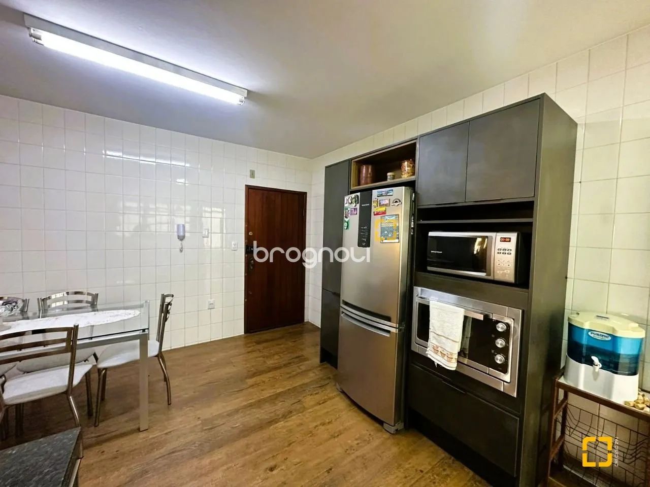 Amplo apartamento à venda em Coqueiros, com 3 dormitórios, suíte, dependência de empregada - Foto 3