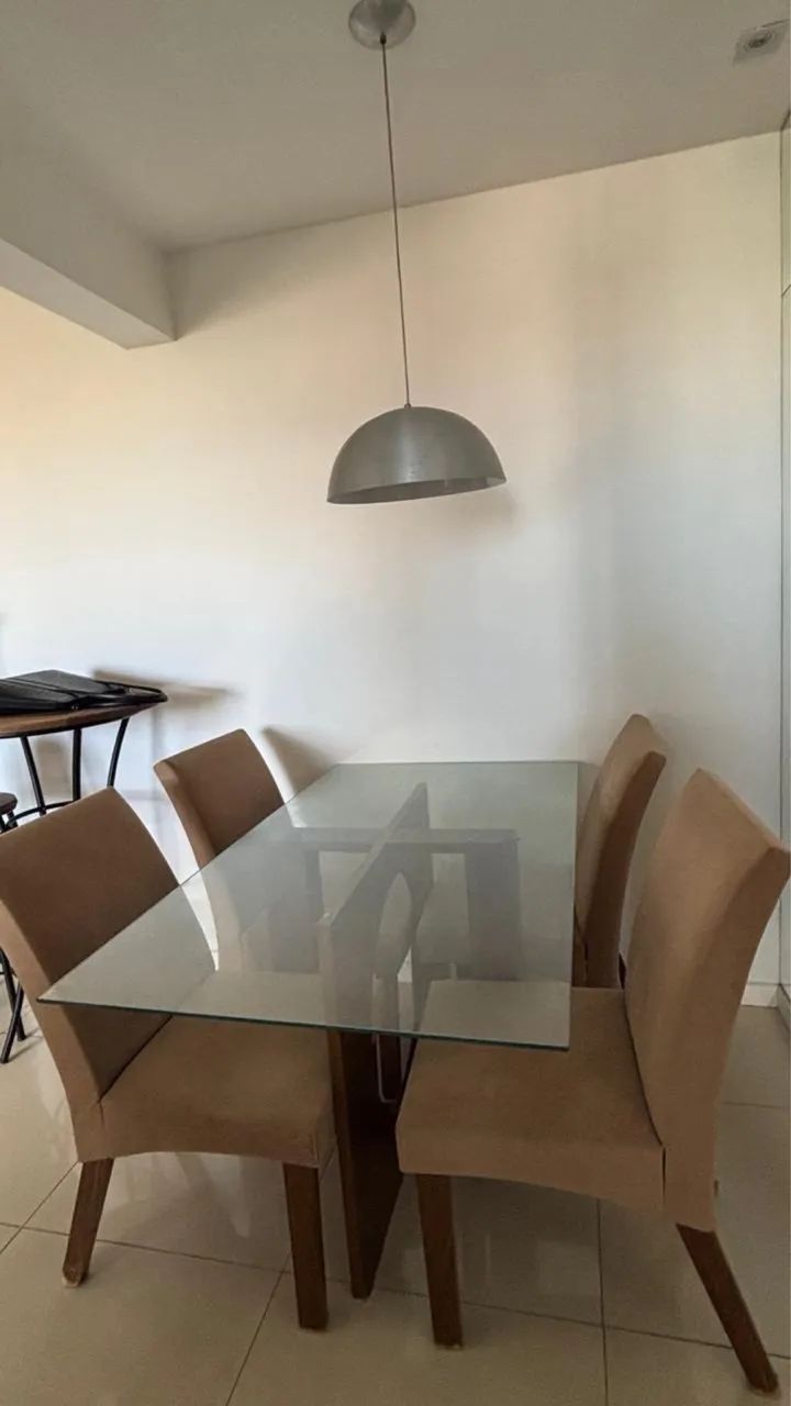 Mesa de jantar com 4 cadeiras - R$ 400,00
