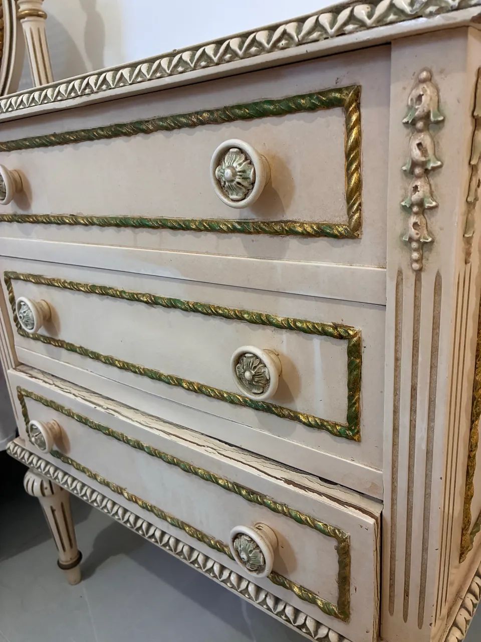 Cama de solteiro estilo Luis XVI acompanha uma cômoda  - Foto 3