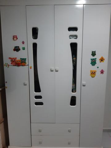 Guarda roupa bem conservado