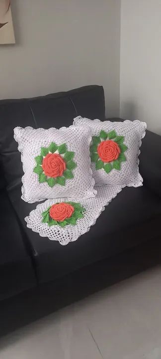 Jogo de almofadas em crochê com flores + caminho de mesa